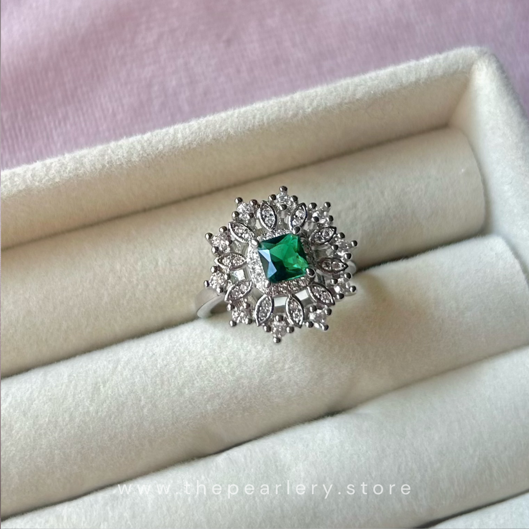 Emerald Enigme Ring