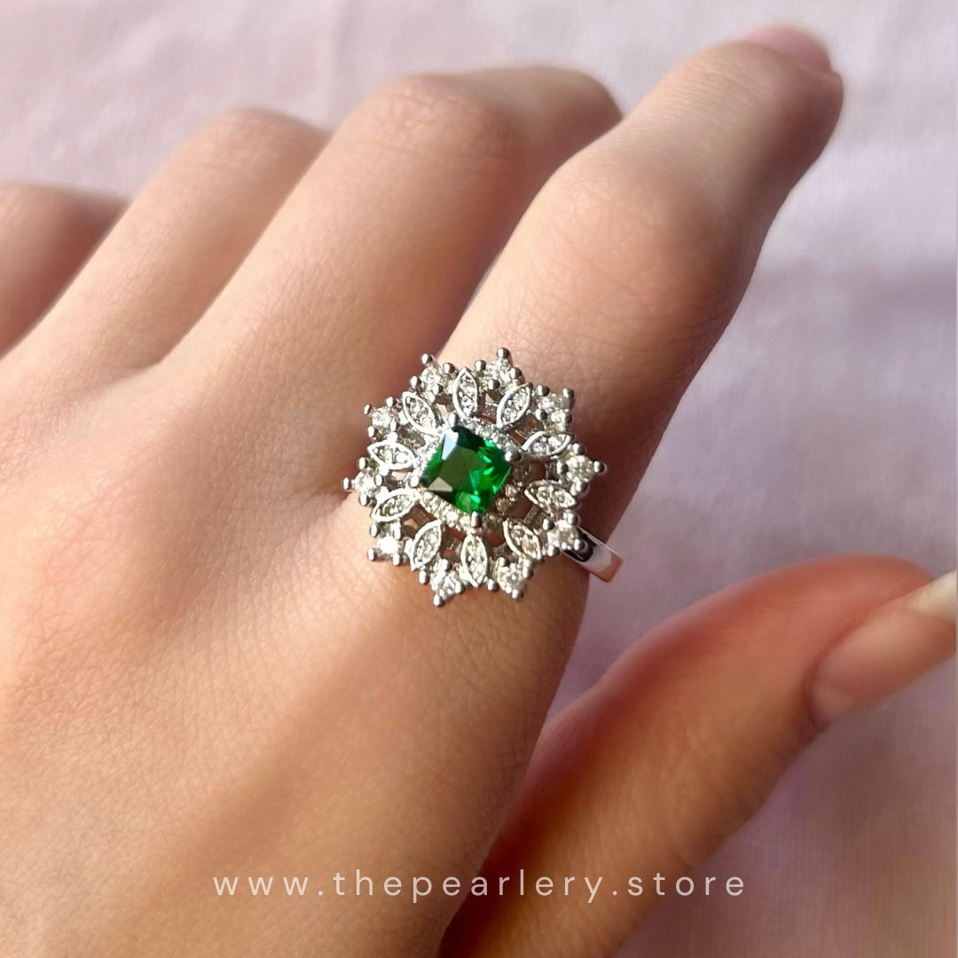 Emerald Enigme Ring